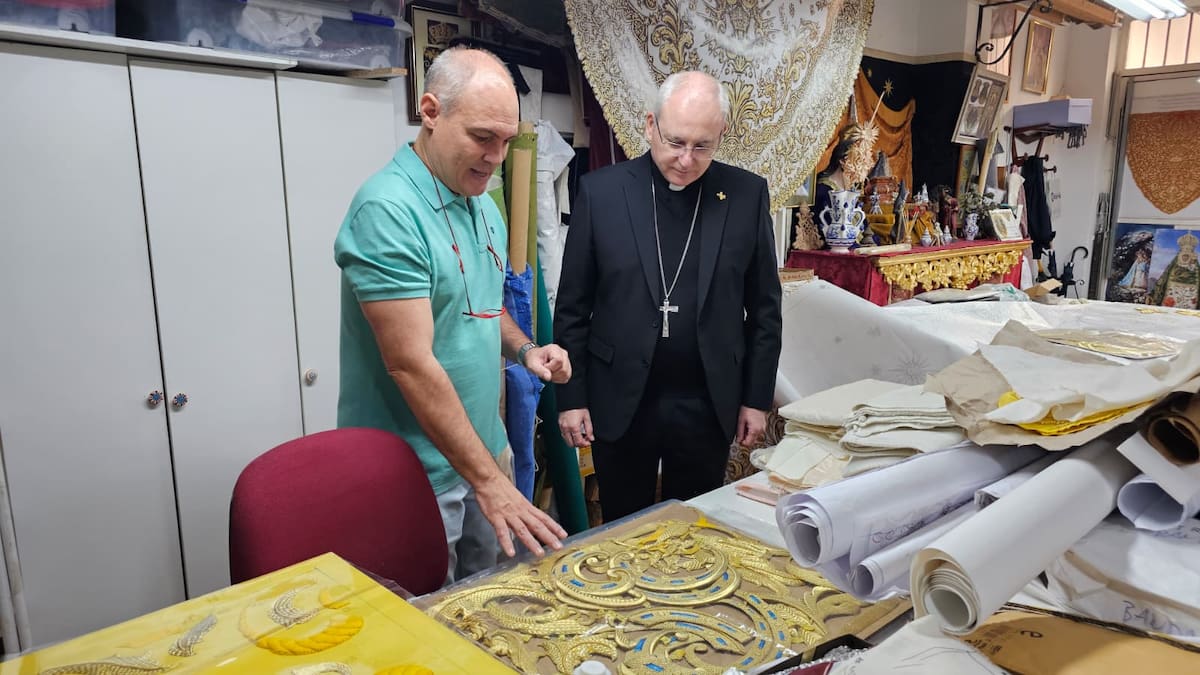 El obispo de Jaén pone en valor el trabajo artesanal del arte sacro durante su visita a Andújar