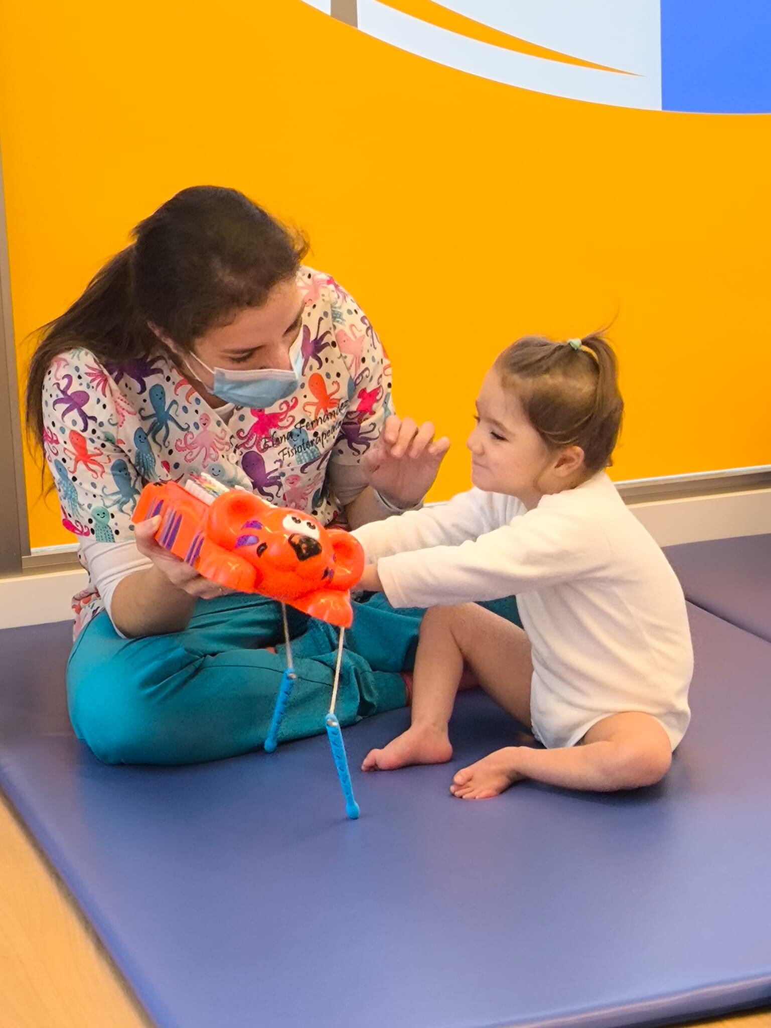 La pequeña Elena en terapia.