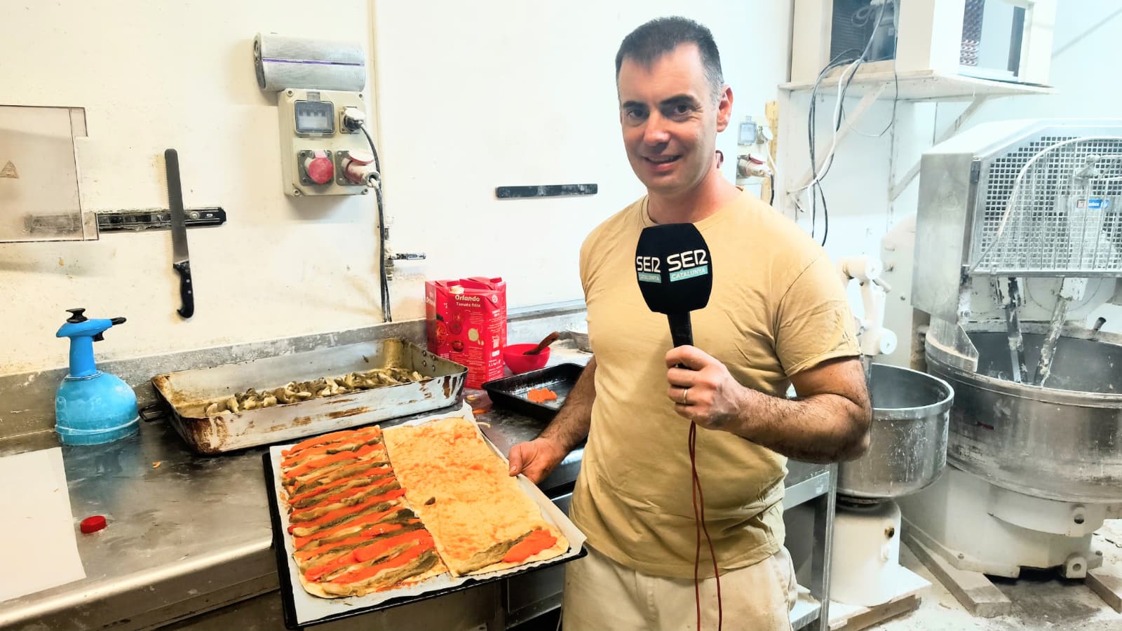 El president del gremi de forners de Lleida, Toni Frias, atèn l'Aquí Lleida des del seu obrador mentre elabora una de les coques de recapte que es menjaran aquest Nadal a Lleida.