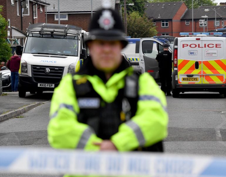 Un policía custodia una zona del barrio de Moss SIde.