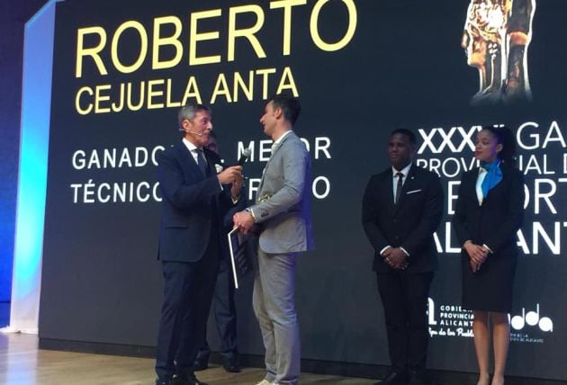 Entrega del Premio al Mejor Técnico Deportivo en la Gala Provincial del Deporte a Roberto Cejuela