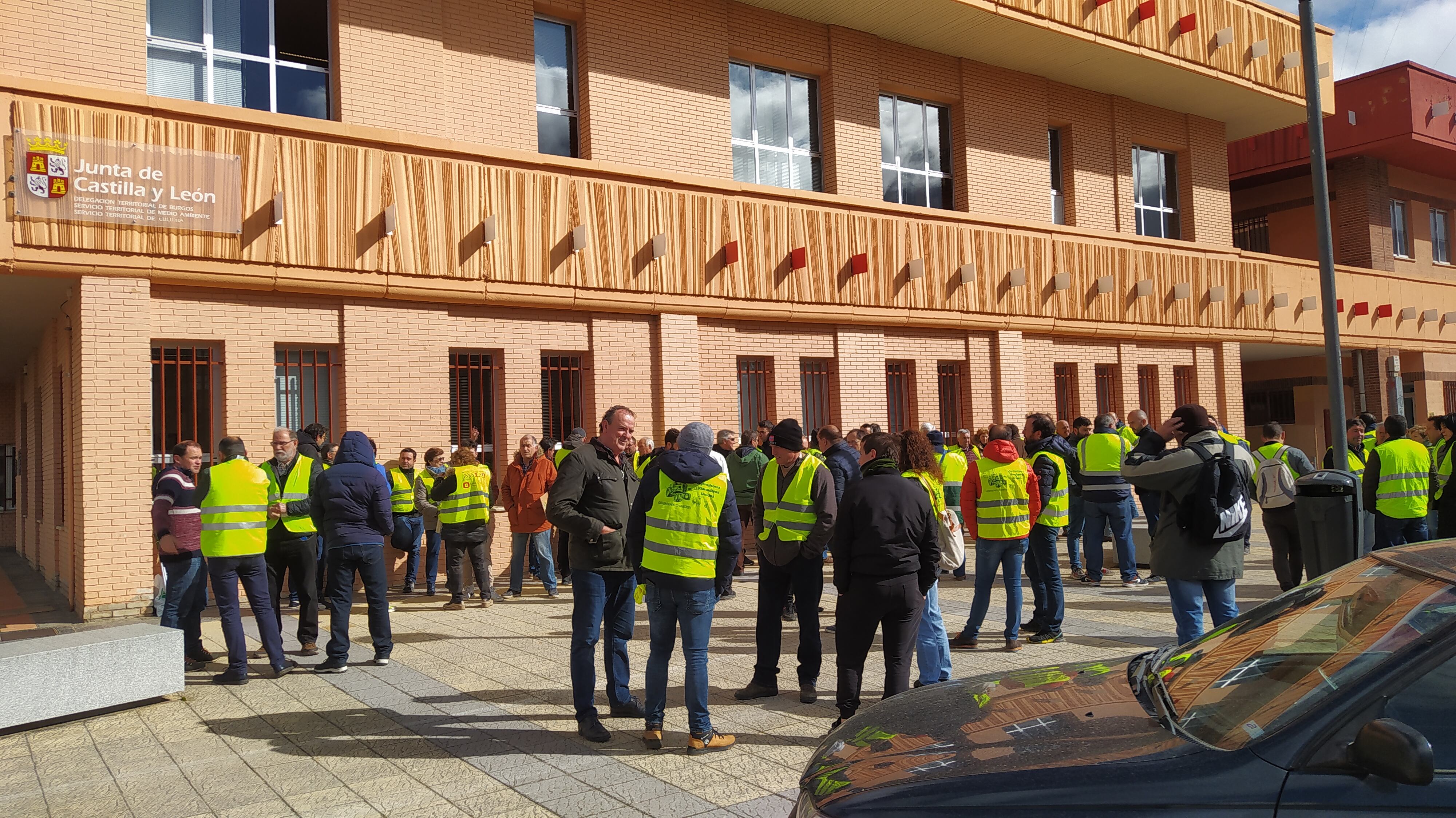 Concentración de agricultores y ganaderos ante el Servicio de Medio Ambiente de la Junta en Burgos