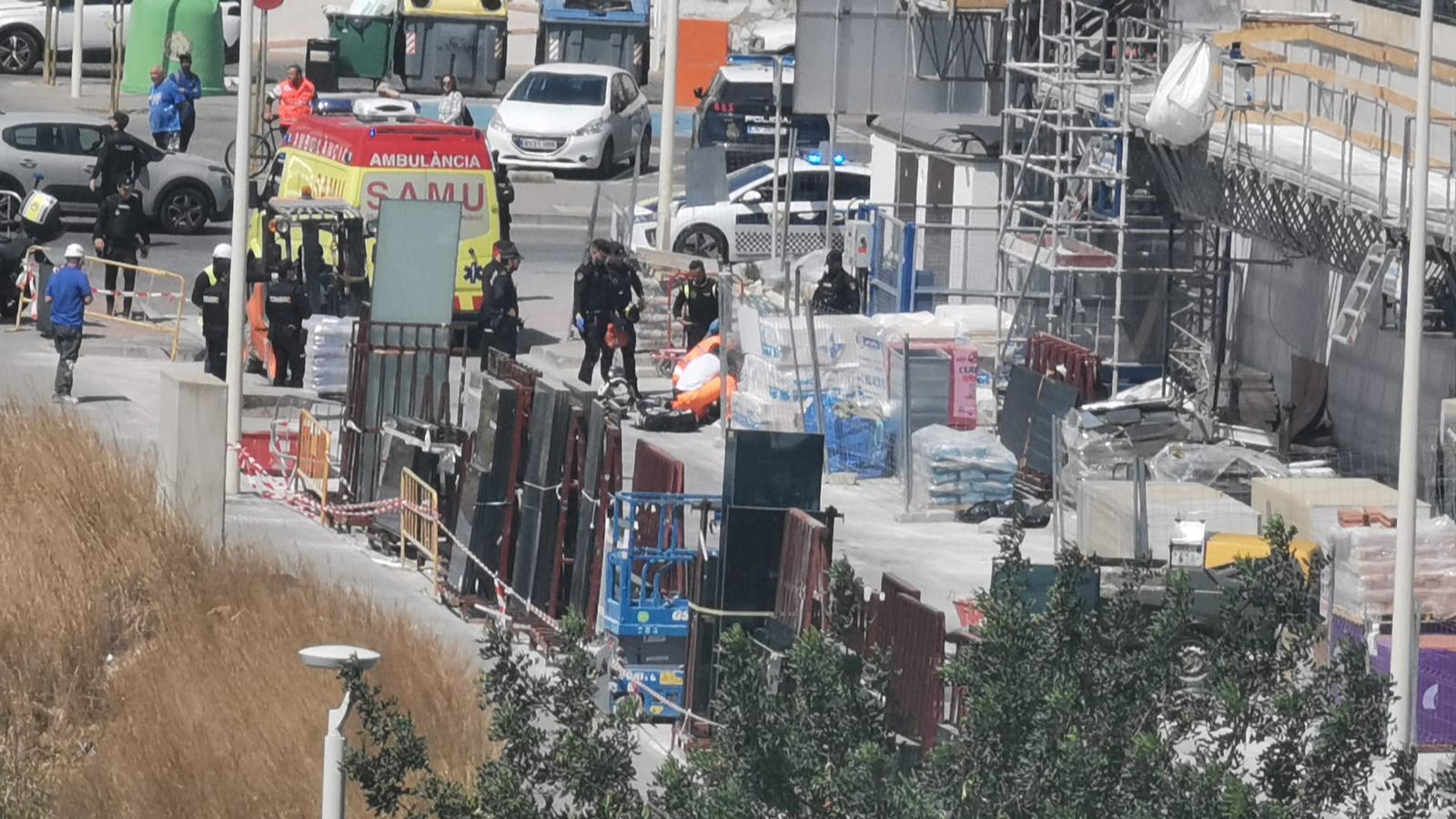 Atención al trabajador precipitado en el Palacio de Justicia de Gandia.