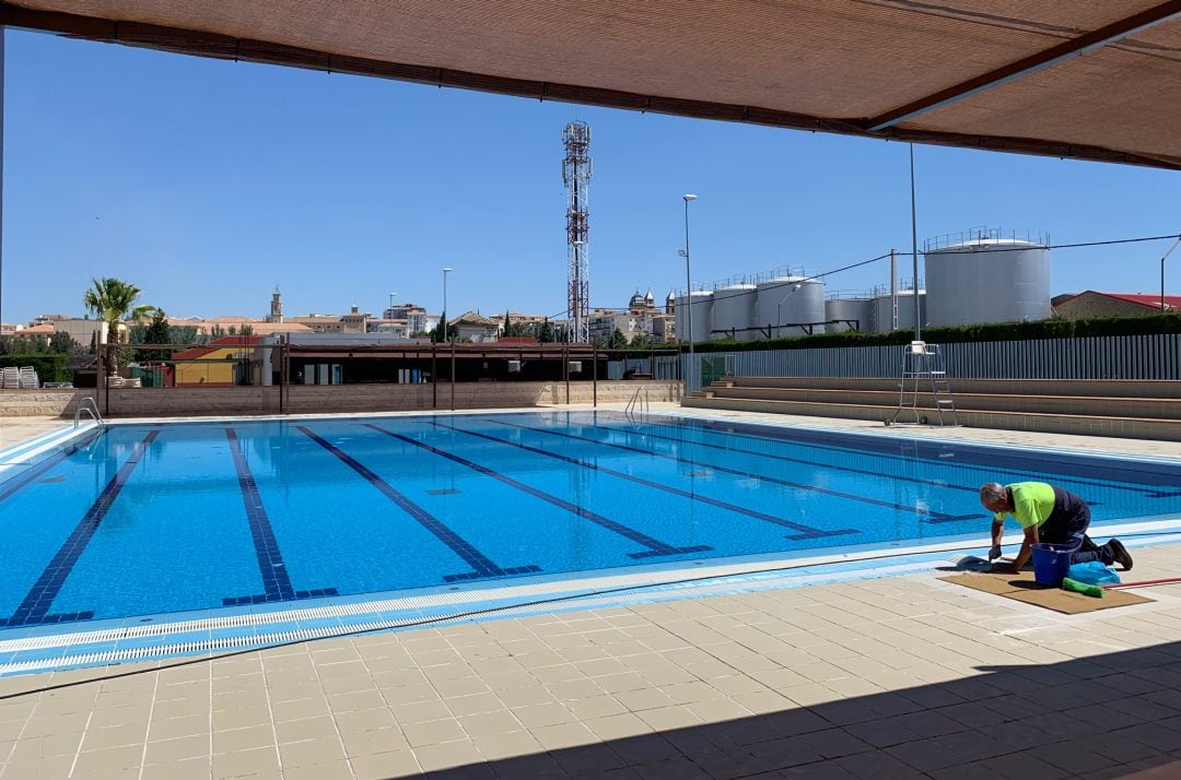 Operario de mantenimiento trabaja en una de las piscinas del complejo municipal de Úbeda