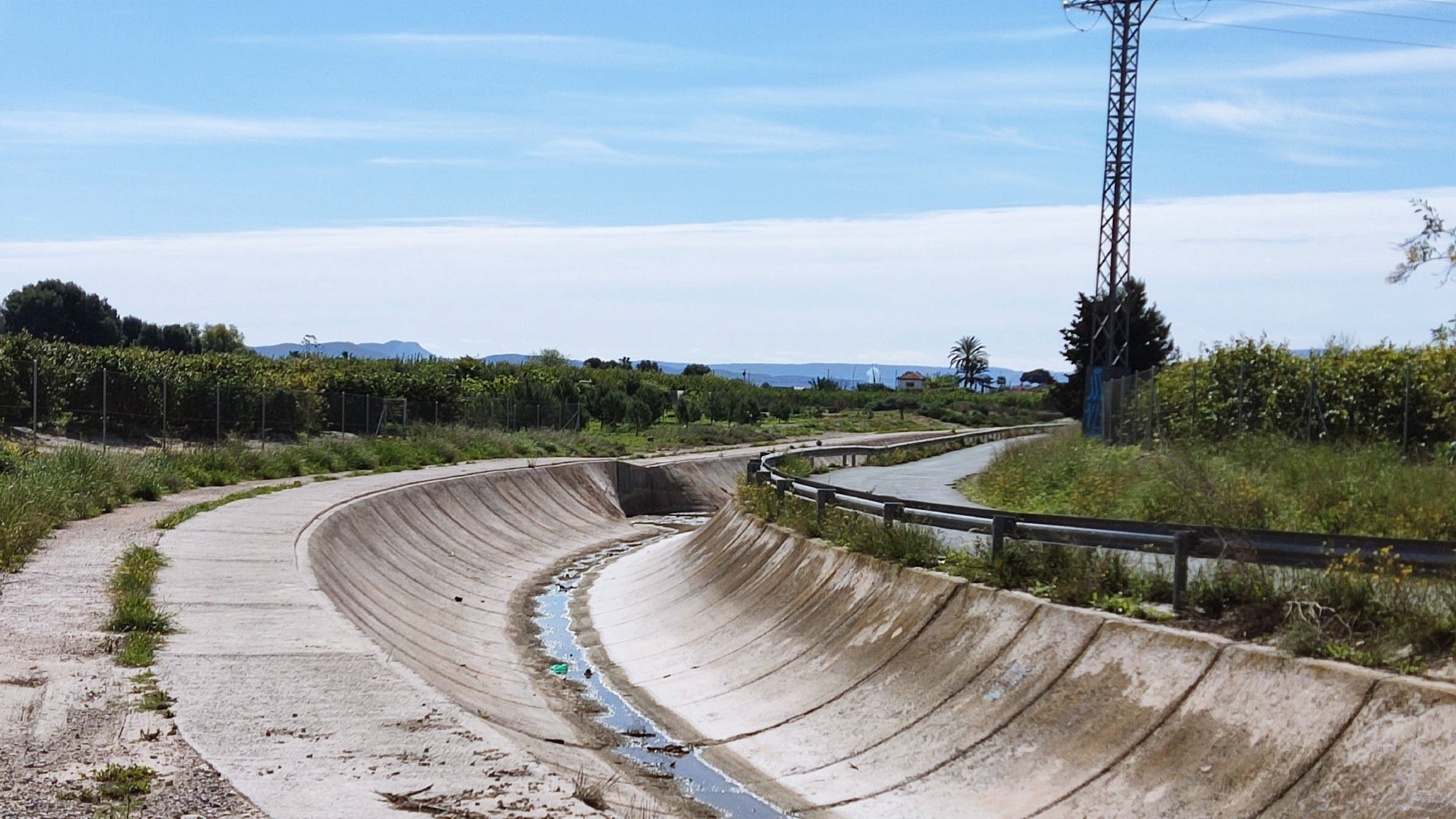 Canal del Trasvase Tajo-Segura a su paso por el municipio murciano de Santomera (Murcia)