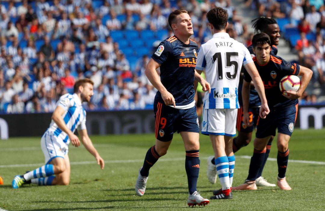 Gameiro celebra el gol del triunfo del Valencia ante la desesperación de Aritz e Illarra
