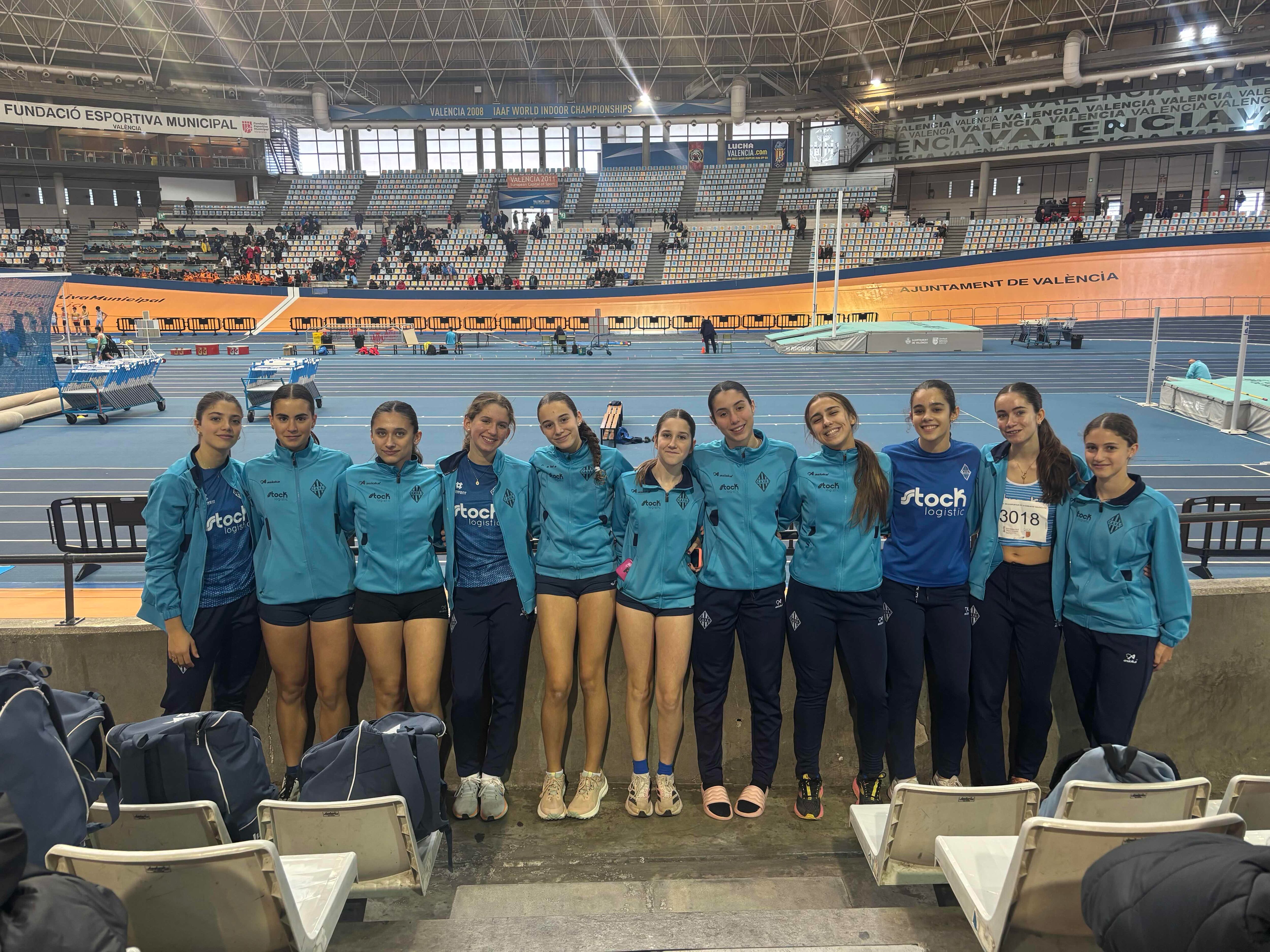 Todas las atletas del CAVAOntinyent-Stocklogistic que participaron en el Campeonato Provincial Sub-16 por equipos, celebrado en el Palau Lluís Puig de València