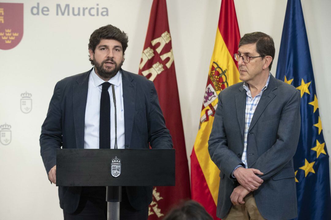 El Pte. de la Región de Murcia, Fernando López Miras y el consejero de Salud, Manuel Villegas