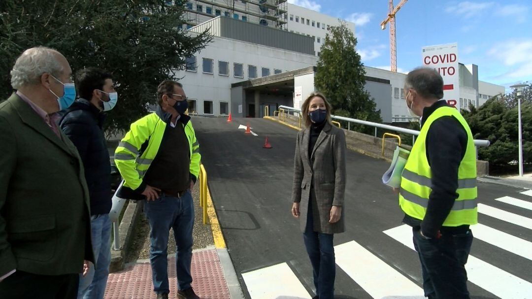 La delegada territorial de la Xunta, Marta Fernández Tapias, supervisando las obras