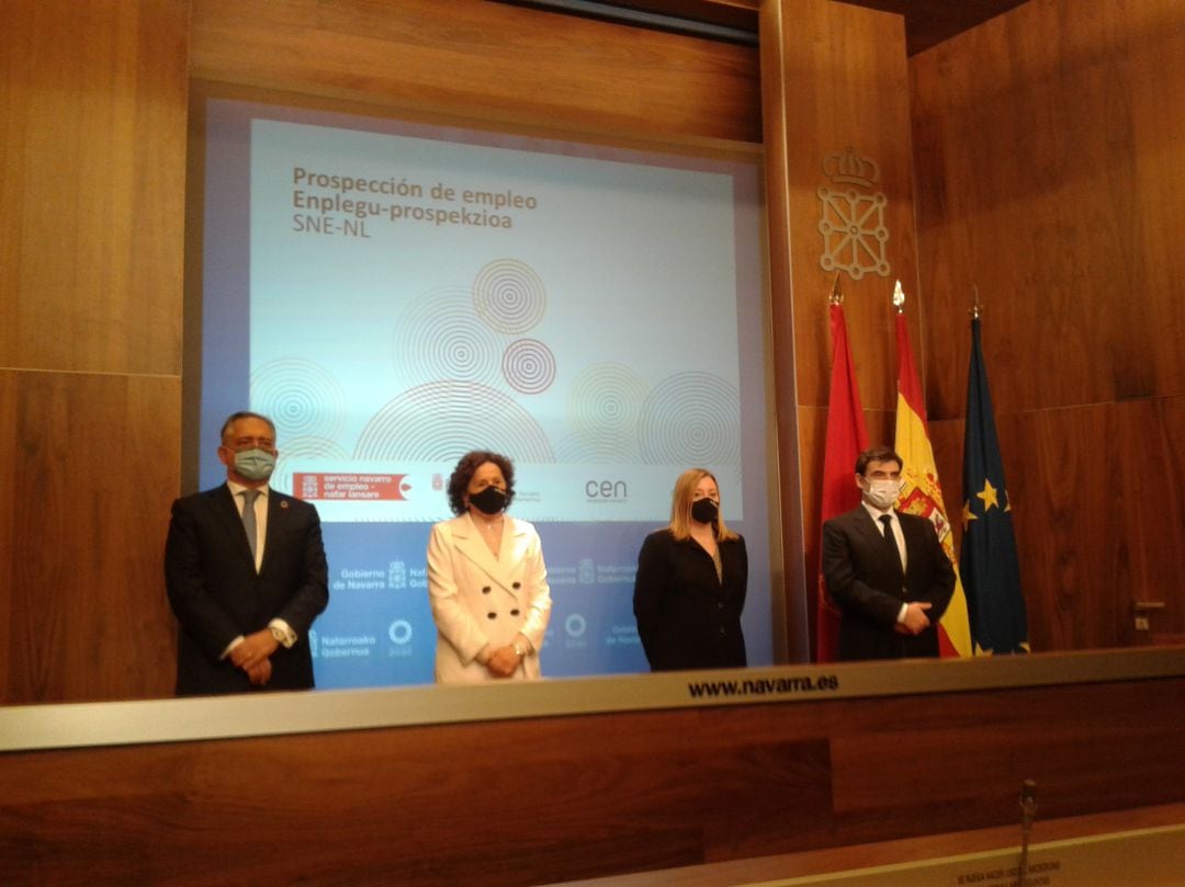 Juan Miguel Sucunza (CEN), Carmen Maeztu (Derechos Sociales), Miriam Martón (Servicio Navarro de Empleo) e Ignacio Ugalde (ANEL) en la sala de prensa del Gobierno de Navarra, antes de la comparecencia sobre el plan de prospección entre 1.200 empresas de l