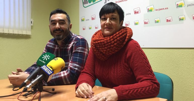 El coordinador provincial de Izquierda Unida, Francisco Javier Damas, y la responsable de Comunicación de la formación en Jaén, Mercedes Carbajo-Ruano.