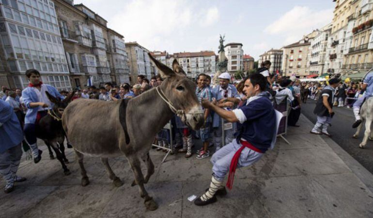 Un blusa tira de un burro durante la polémica carrera en la plaza de la Virgen Blanca