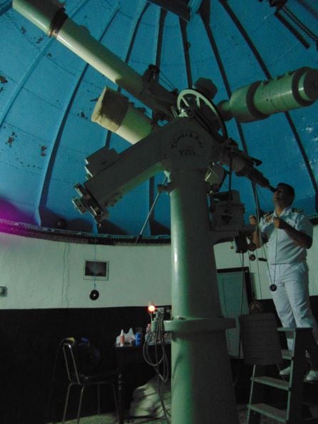 Teniente de Navío Azorín en el observatorio.