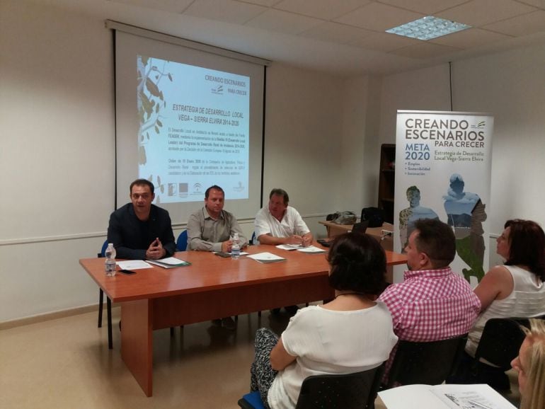 Mesa de participación de la Junta y Promovega en Cúllar Vega (Granada)