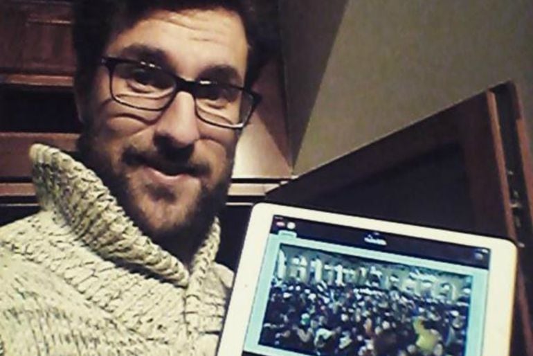 Jon Mendia muestra desde Madrid en su tablet la Tamborrada de Donostia