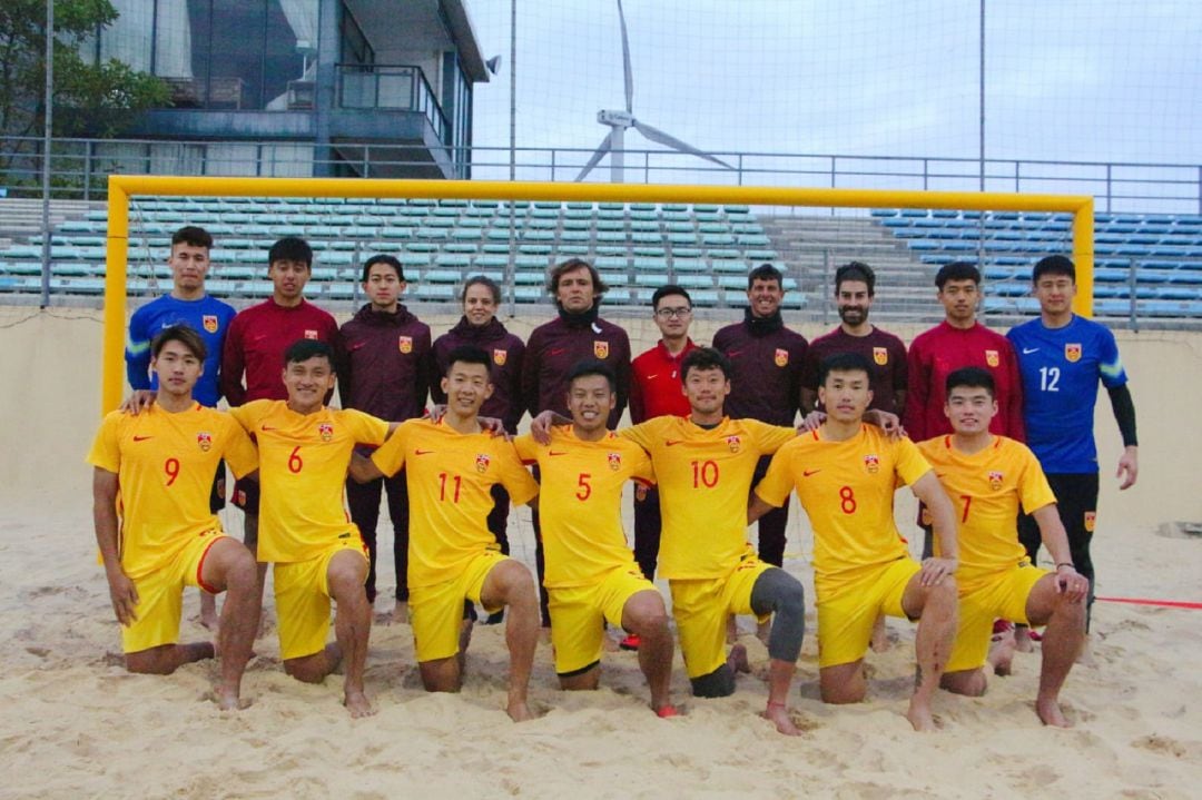 María Gordo, de pie, cuarta por la izquierda, con el cuerpo técnico y los jugadores de la Selección China de Fútbol Playa