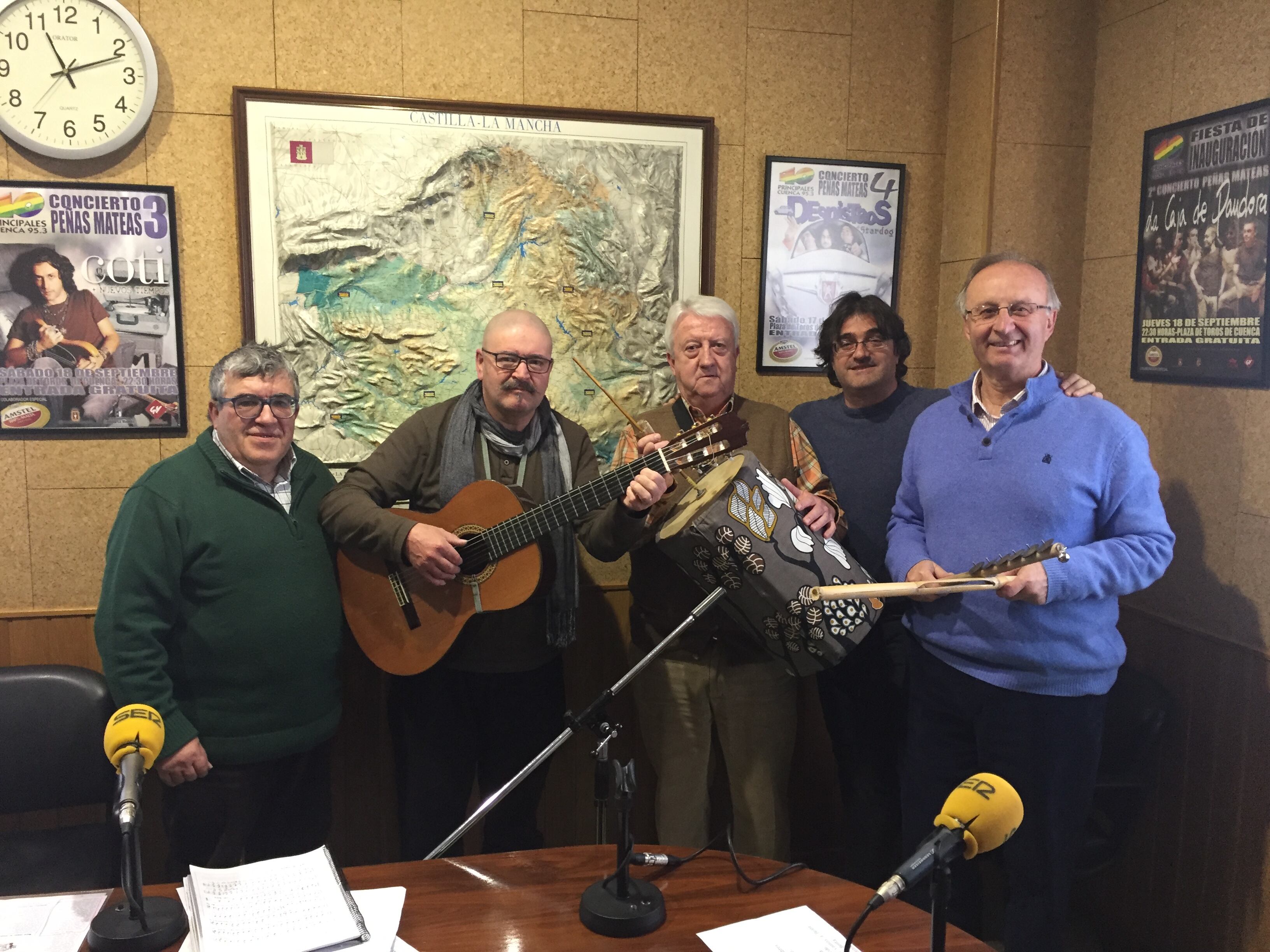 El grupo Tiruraina (Herminio Carrillo con la guitarra), junto a José Vicente Ávila (izq.) y Paco Auñón (segundo desde la derecha), en los estudios de SER Cuenca el 18 de diciembre de 2017.