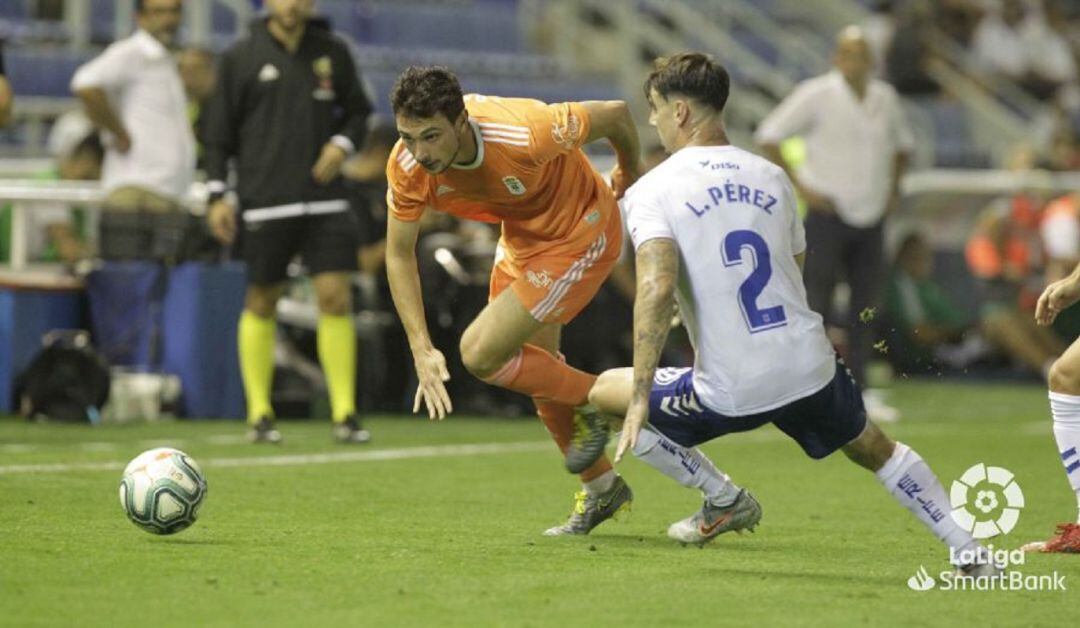 Borja disputa un balón en Tenerife