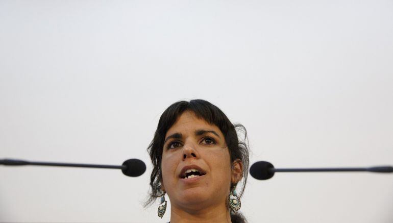 Andalusian regional Podemos (We Can) party leader Teresa Rodriguez speaks during a news conference in the Andalusian capital of Seville, southern Spain, June 9, 2015. REUTERS/Marcelo del Pozo