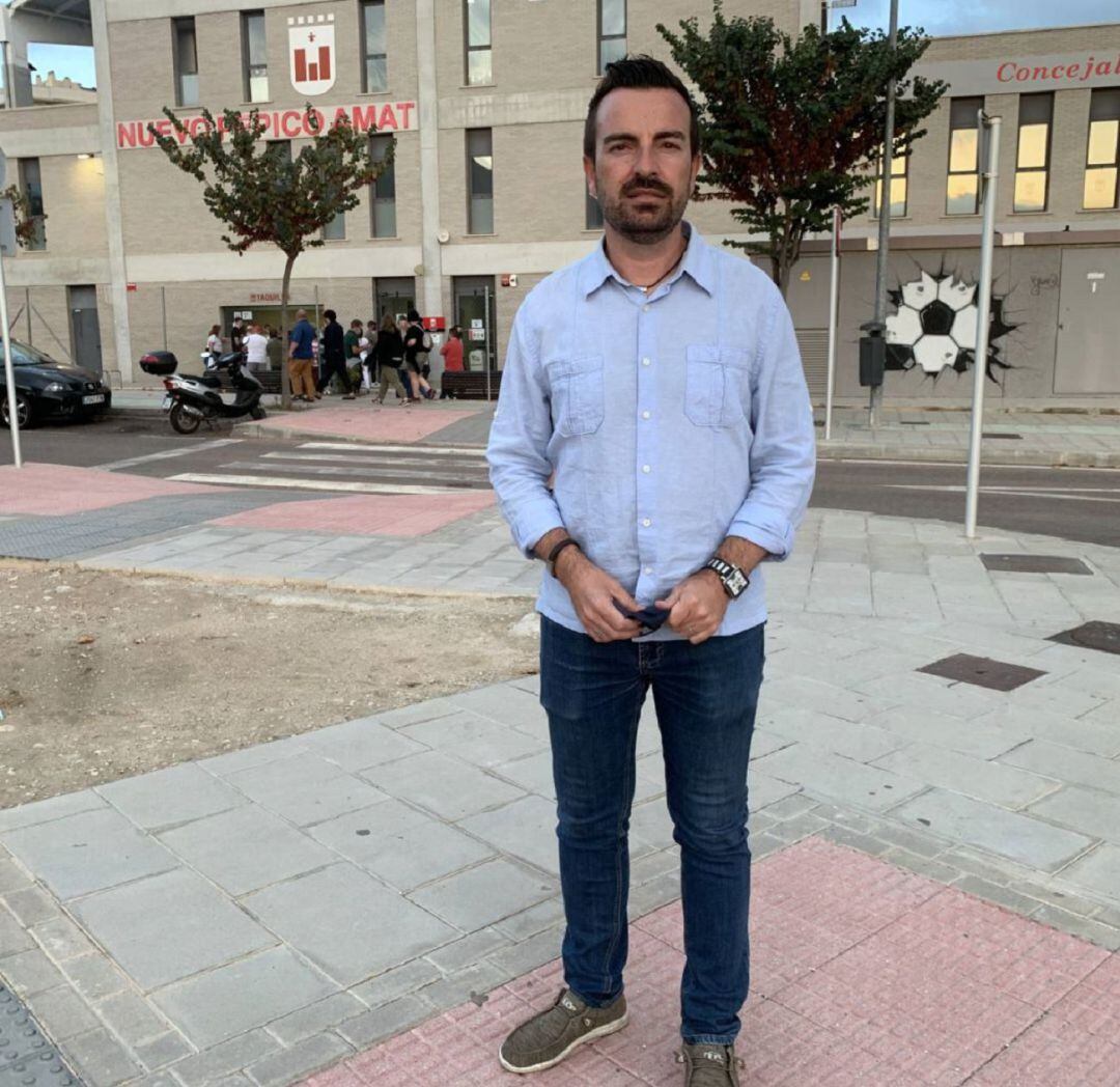 Fernando Gómez, edil de Deportes de Elda, delante del Nuevo Pepico Amat