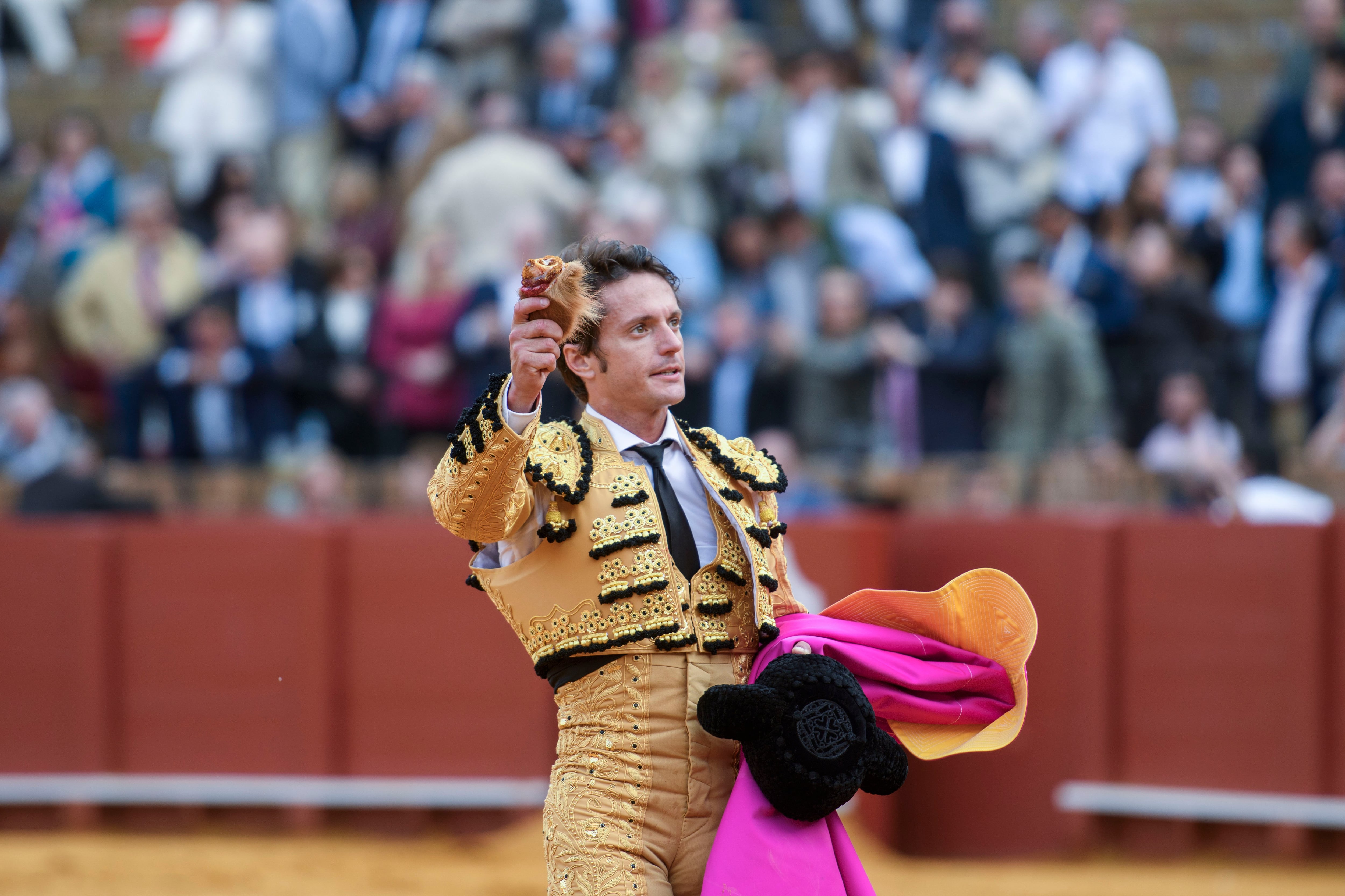 SEVILLA, 11/04/2026.- El diestro Lama de Góngora en su primer toro de la tarde, este sábado durante la segunda corrida de abono de la Plaza de la Maestranza de Sevilla en el que se lidian toros de la ganadería de Alcurrucén. EFE/ Raúl Caro.