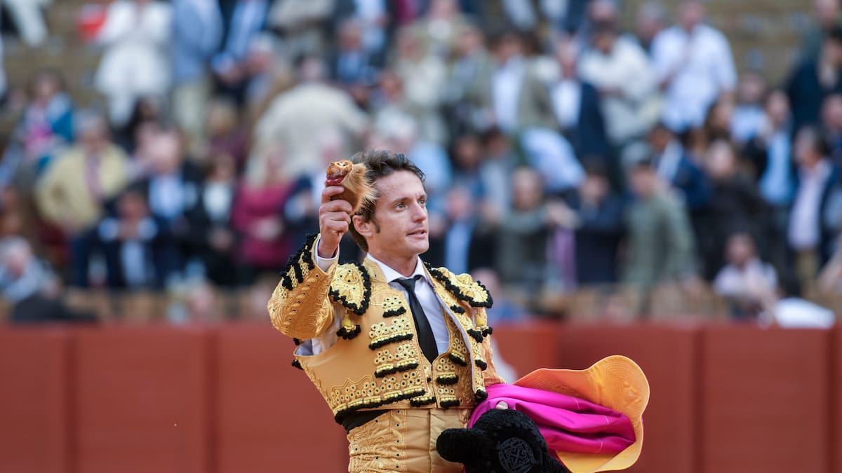 Lama de Góngora corta una oreja antes de que la tormenta desconectara la primera de Feria