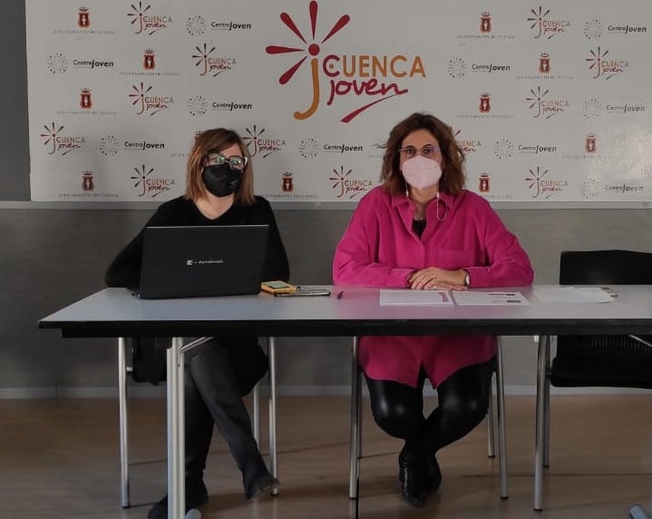 Marta Gil, secretaria de Igualdad y Política Social de UGT CLM y Marihú Barrero,  psicóloga de APACU en un momento de la charla sobre Sindrome de Asperger en el Centro Joven de Cuenca