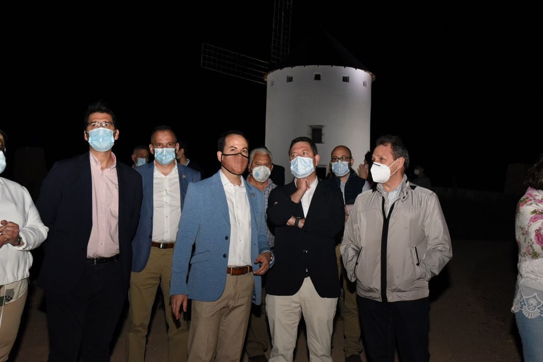 El presidente de la diputación, José Manuel Caballero, el alcalde de Herencia, Sergio García-Navas, y el presidente de la región, Emiliano García-Page en el acto de inauguración de la iluminación de los Molinos de Herencia