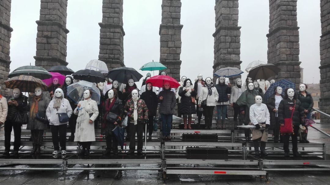 Participantes en el acto central con motivo del Día Internacional de lucha contra la violencia hacia las mujeres.