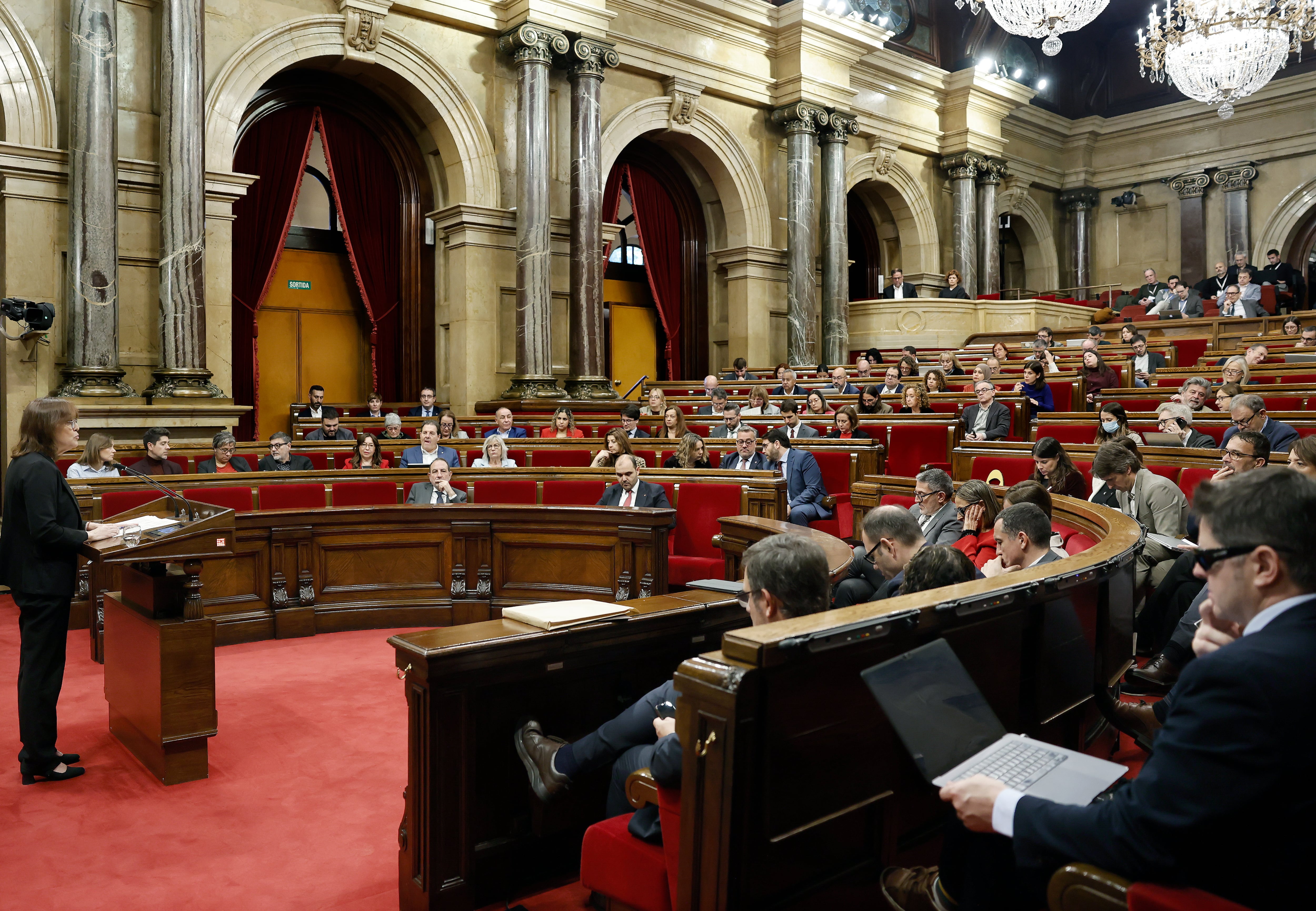 El Parlament de Catalunya acull aquest dijous el debat final del projecte de llei d'adopció de mesures urgents en matèria d'habitatge i d'urbanisme, que regula el lloguer de temporada i habitacions.