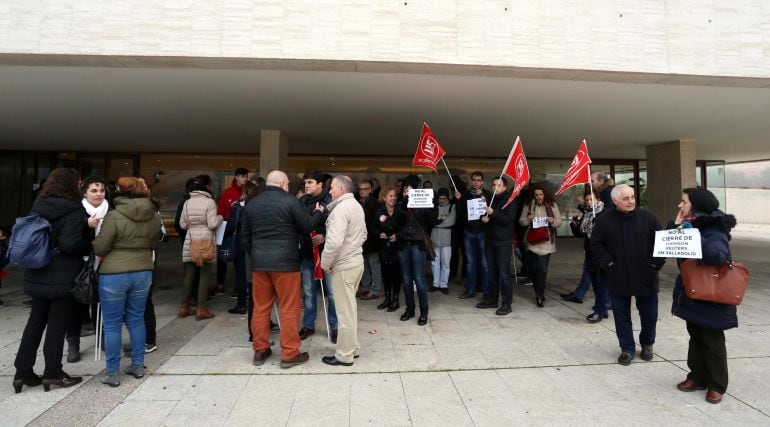 Concentración de trabajadores de la antigua Lex Nova frente a las Cortes