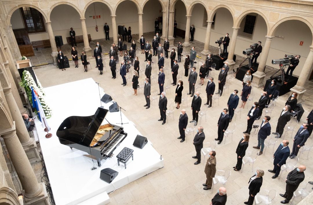 Acto institucional organizado por la Xunta en memoria de las 619 víctimas de la pandemia de la COVID-19 en Galicia, en el Hotel Monumento San Francisco.