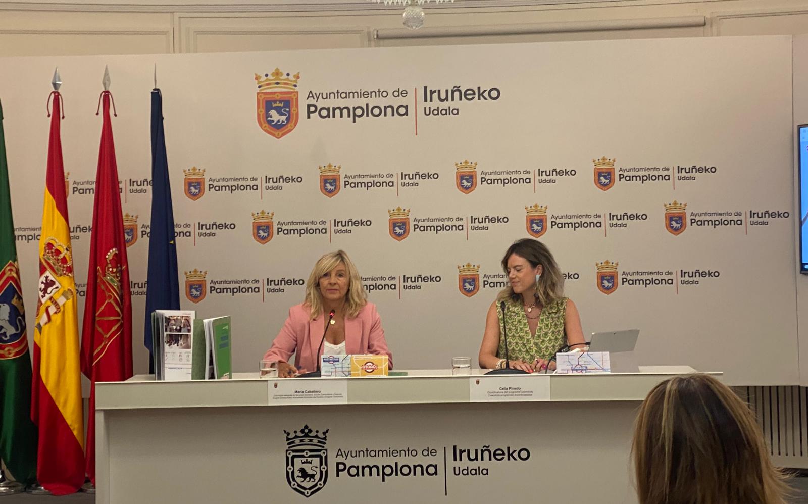 Presentación de la memoria del programa Coworkids en el Ayuntamiento de Pamplona. A la izquierda María Caballero, concejala de Servicios Sociales; y a la derecha Celia Pinedo, coordinadora de Coworkids