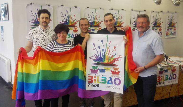 Izquierda a derecha: Unai Goikolea, dj y programador cultural de Bilbao Pride, María Asis, coordinadora de Bilbao Historiko, Aitor Mesa, director de BLUE magazine, Fabio Gonzalez, coordinador de Bilbao Pride, y Unai Aizpuru, Presidente de la Asociación de