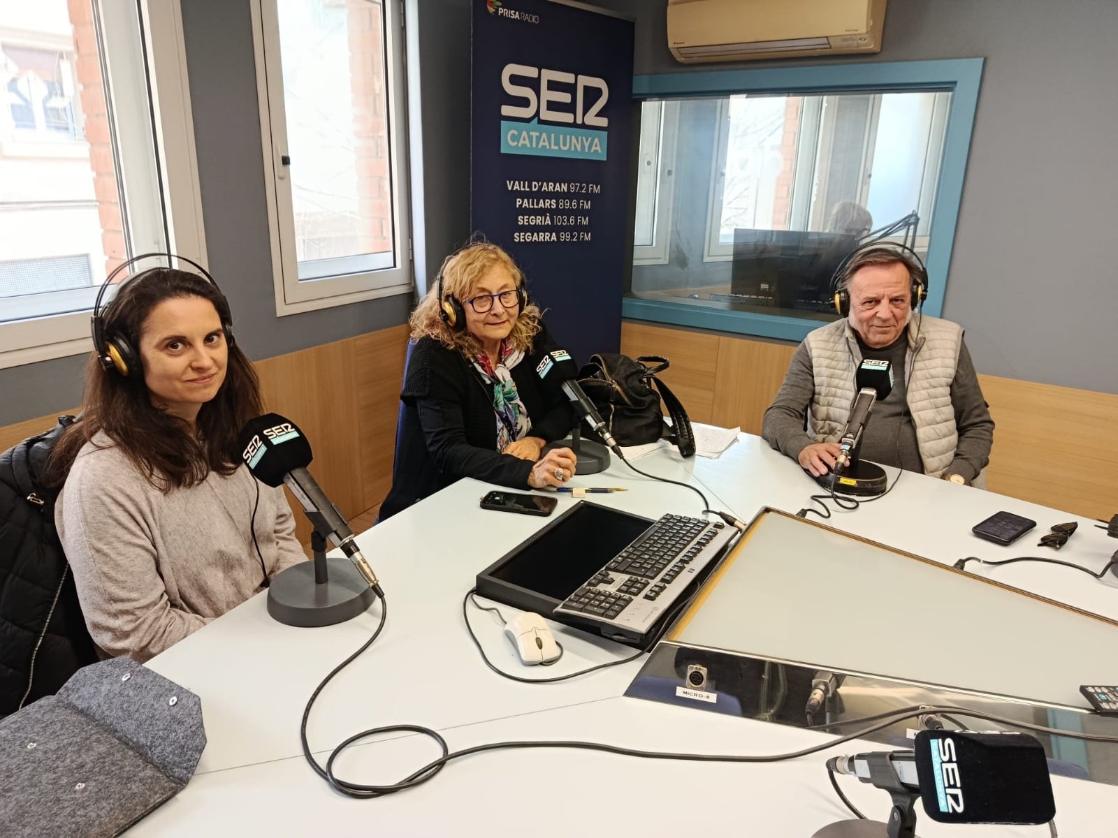 D'esquerra a dreta: Mireia Aldabó, Carme Romia i Carles M. Sanuy amb els que hem parlat de poesia a l'entorn del Dia Mundial de la Poesia, 21 de març.