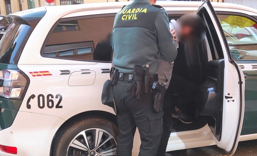  La Guardia Civil en el momento de la detención de uno de los presuentos autores