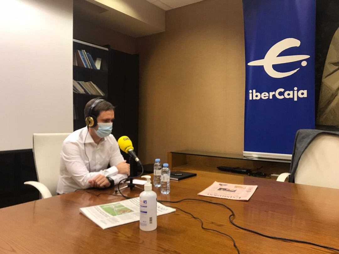 El director financiero de Ibercaja, Antonio Martínez, durante la entrevista en La Rebotica de Radio Zaragoza