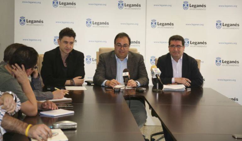 El alcalde de Leganés, en el centro de la imagen, y su edil de Hacienda a la derecha