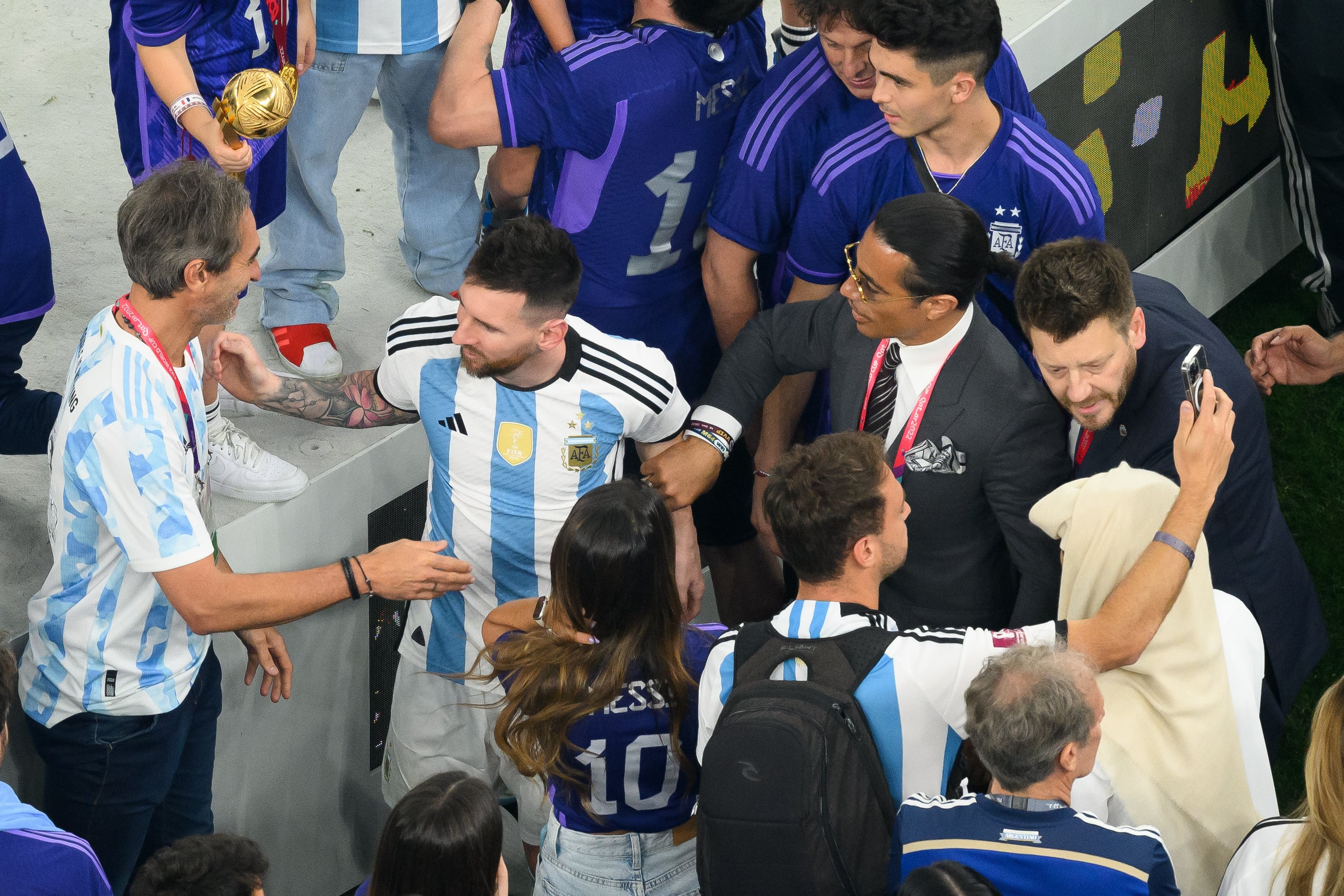 Nusret Goekce, alias &#039;Salt Bae&#039;, intenta hablar, sin éxito, con Messi durante la celebración del Mundial ganado por Argentina