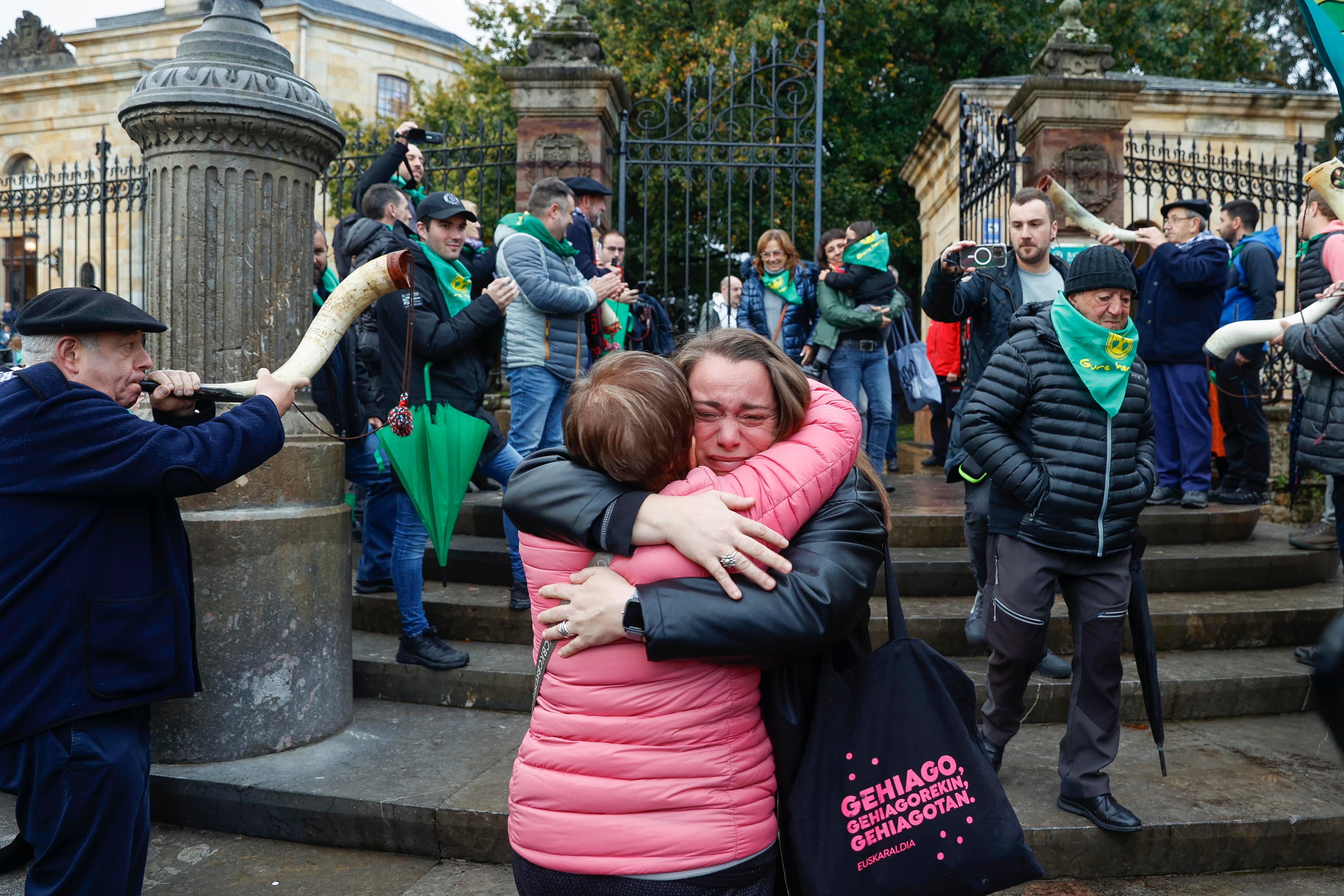 Los miembros de la plataforma Usansolo Herria desplazados este miércoles a las Juntas Generales de Gernika (Bizkaia) celebran la desanexión del núcleo urbano de Usansolo del Ayuntamiento de Galdakao y su constitución en municipio independiente, el número 113 del territorio. EFE/Miguel Toña