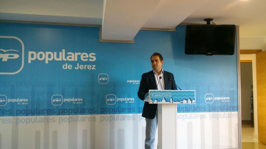 Antonio Saldaña durante una rueda de prensa en la sede del PP