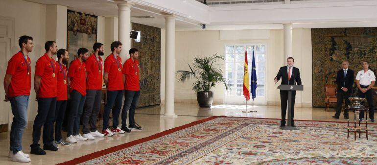 El presidente del Gobierno, Mariano Rajoy, se dirige a lols integrantes de la selección española de baloncesto a quienes recibió en el Palacio de La Moncloa