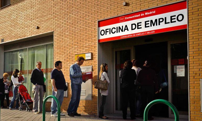 Colas en una oficina de empleo