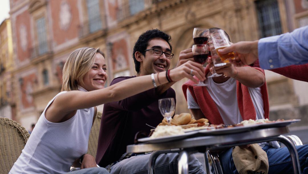 Un grupo de amigos disfruta de una terraza en la plaza Belluga de la ciudad de Murcia