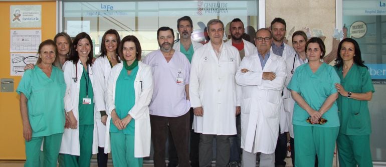 El equipo médico que ha realizado el trasplante de corazón a una niña de cinco años en el Hospital La Fe de Valencia