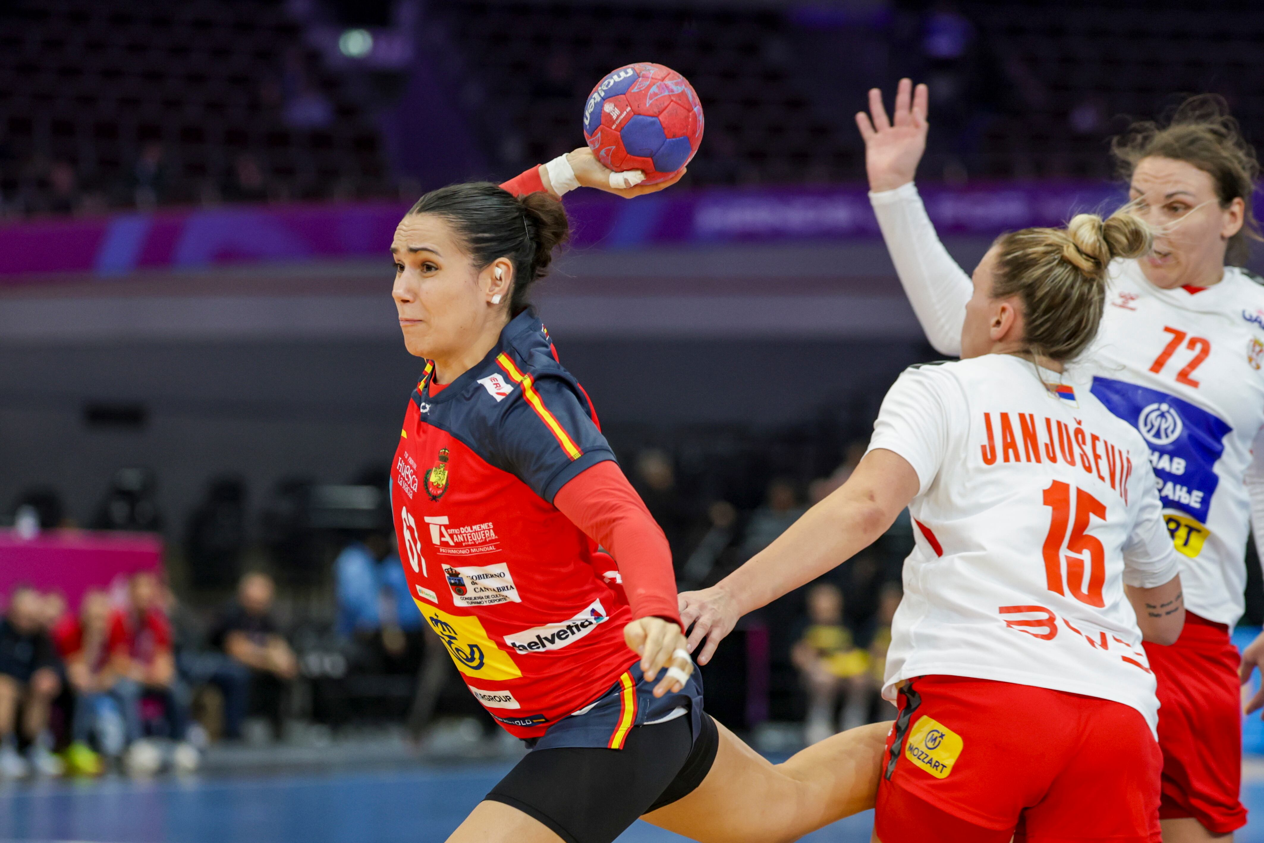 Dortmund (Germany), 02/12/2025.- Elba Alvarez Torrado (L) of Spain in action against Andela Janjusevic (C) of Serbia during the IHF Women&#039;s Handball World Championship 2025 match between Spain and Serbia in Dortmund, Germany, 02 December 2025. (Balonmano, Alemania, España) EFE/EPA/CHRISTOPHER NEUNDORF
