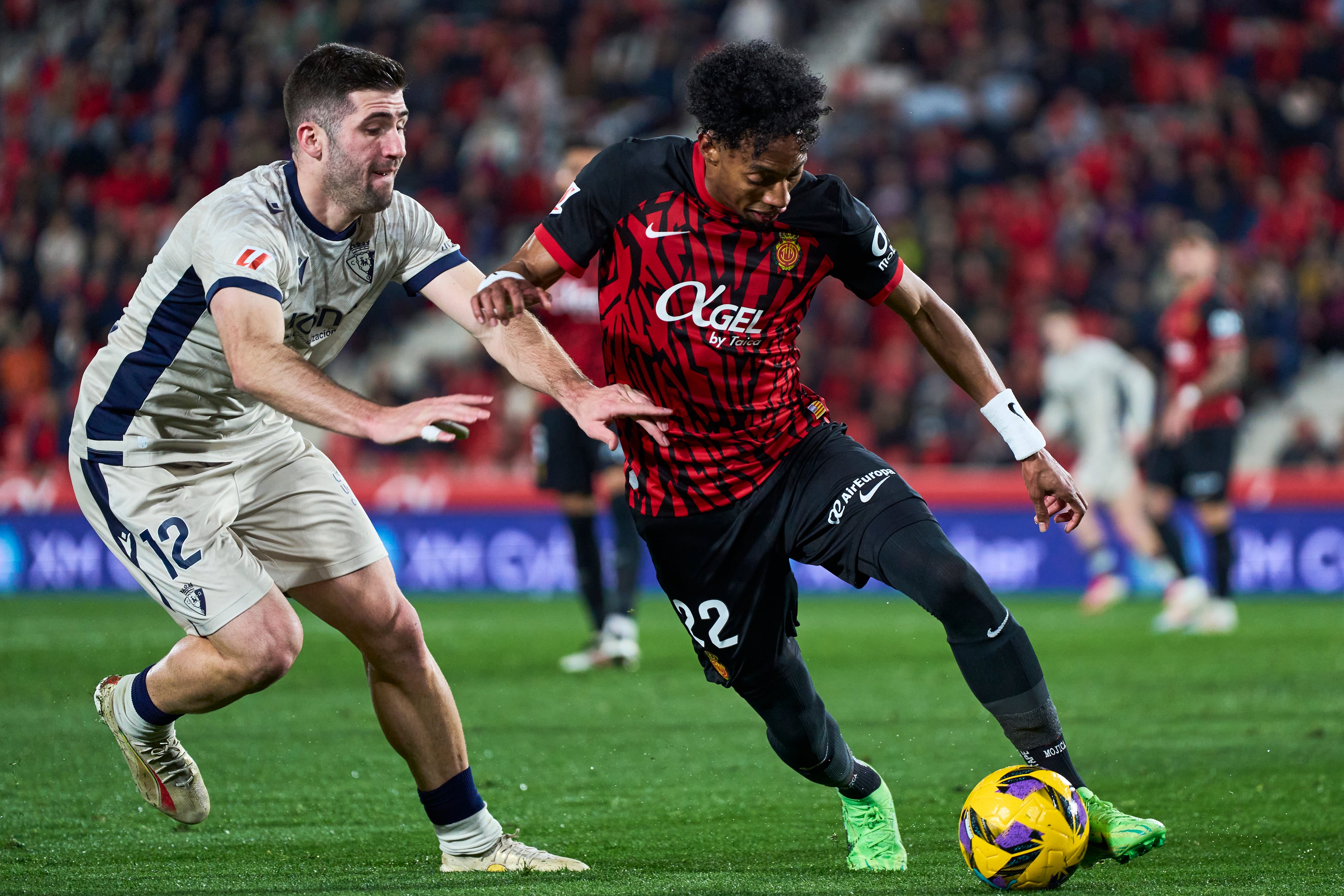 MALLORCA, SPAIN - FEBRUARY 10: Jesus Areso of CA Osasuna and Johan Mojica of RCD Mallorca competes for the ball during the LaLiga match between RCD Mallorca and CA Osasuna at Estadi de Son Moix on February 10, 2025 in Mallorca, Spain. (Photo by Rafa Babot/Getty Images)