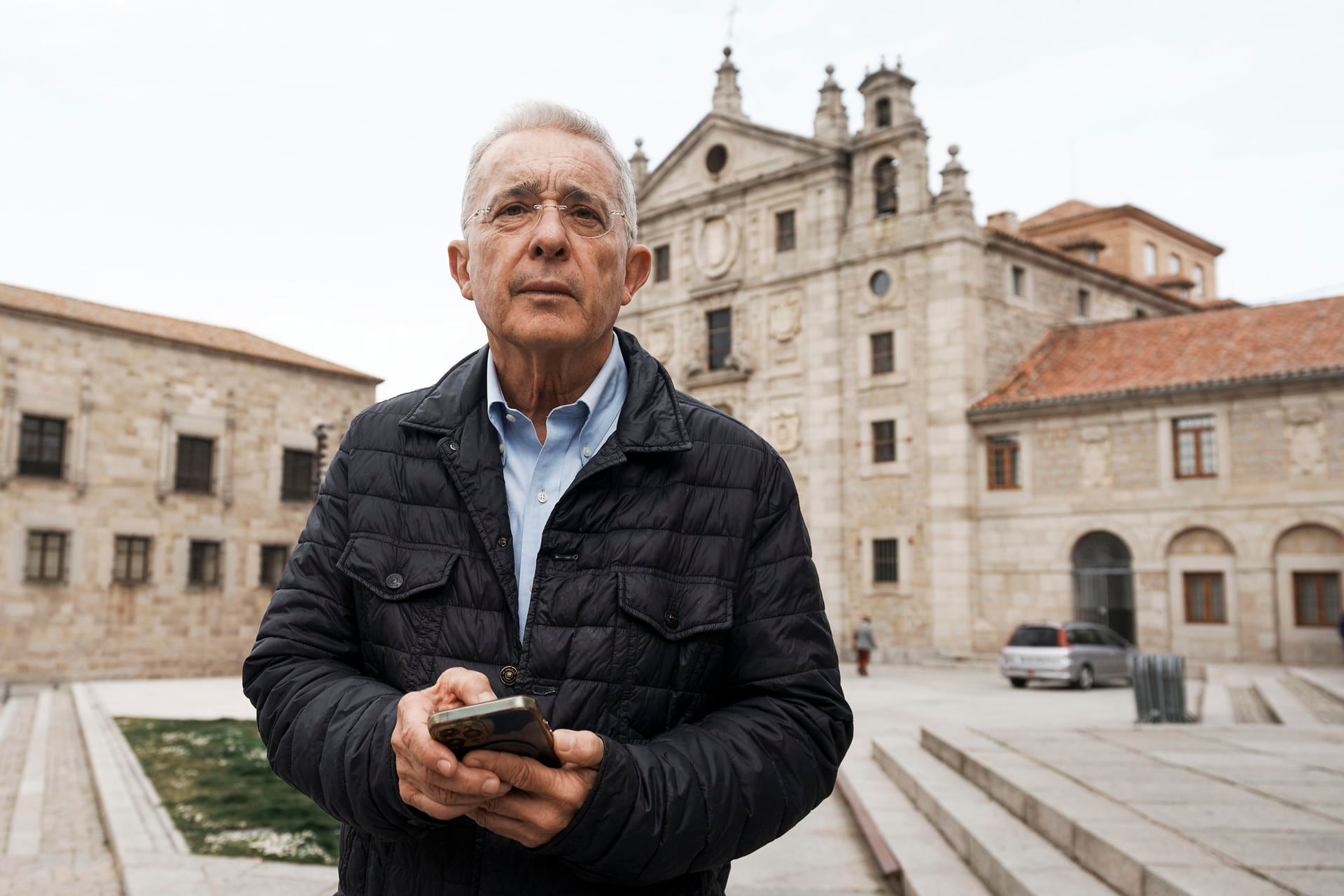 El expresidente de Colombia Álvaro Uribe a su salida de la basílica y casa natal de Santa Teresa