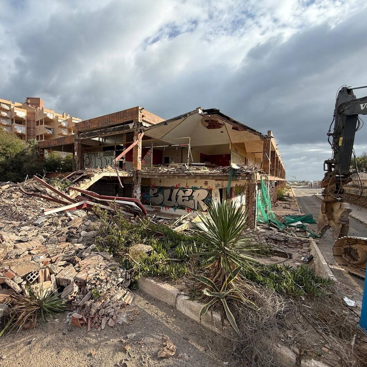 San Javier inicia la demolición de las antiguas galerías comerciales junto al Doblemar en La Manga