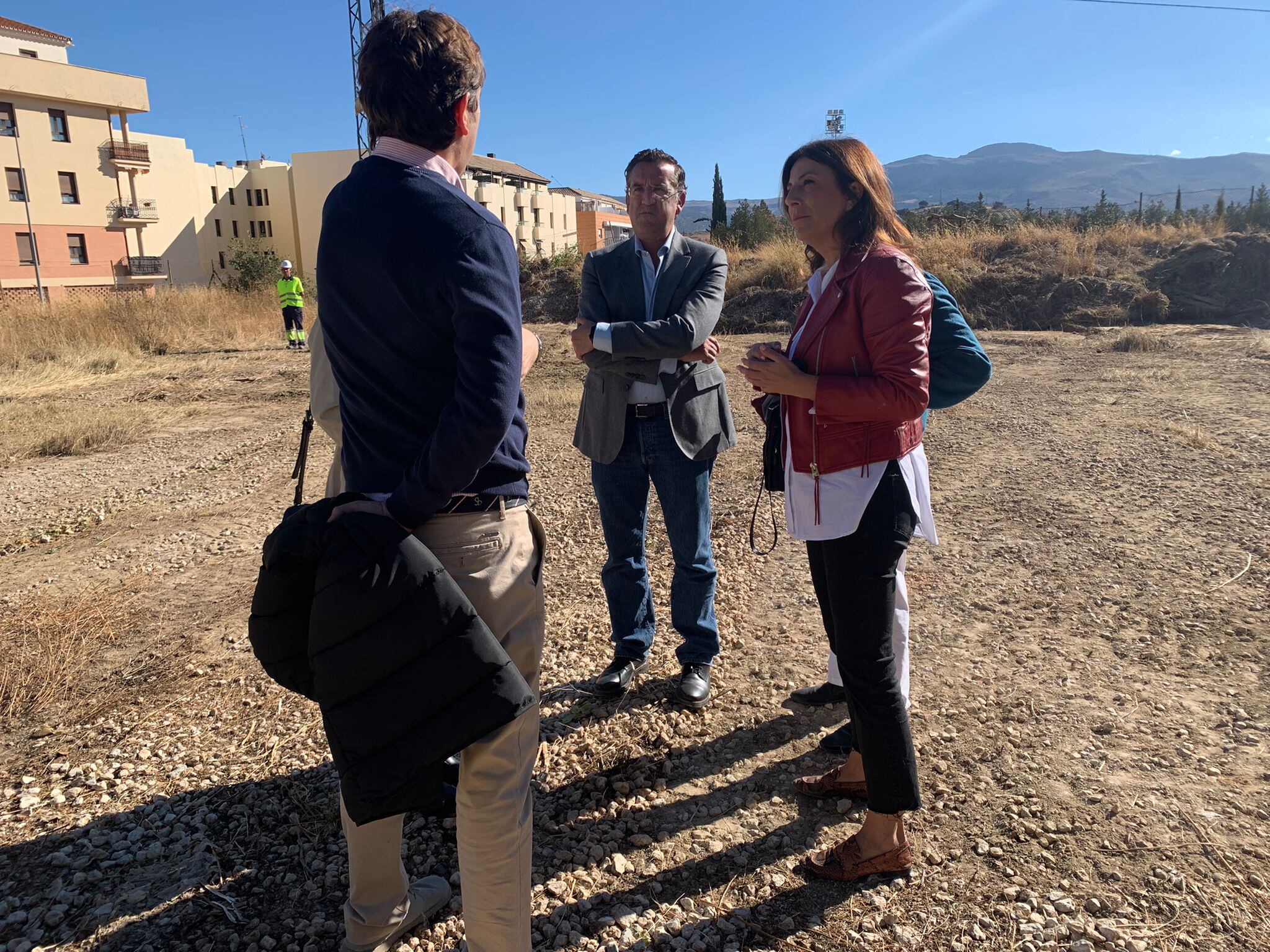 La alcaldesa de Ronda, Mari Paz Fernández, ha visitado las actuaciones que se han iniciado este lunes